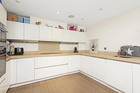 4 bedroom house to rent, Wendle Square, SW11