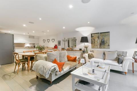 4 bedroom house to rent, Wendle Square, SW11