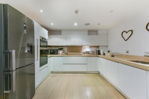 4 bedroom house to rent, Wendle Square, SW11