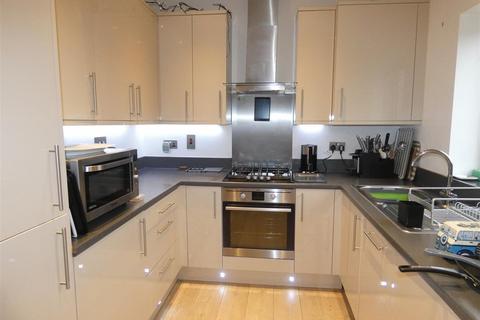 2 bedroom flat to rent, Kingfisher Drive, Maidenhead