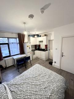 Studio to rent, North circular road, N13