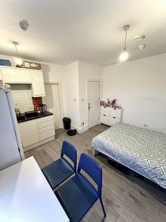 Studio to rent, North circular road, N13