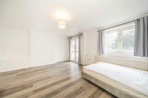 Studio to rent, Deeley Road, London SW8