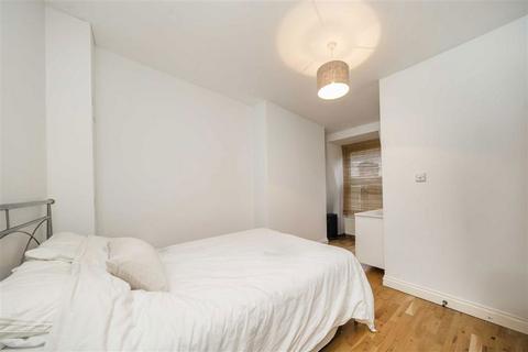 1 bedroom flat to rent, High Street, Teddington TW11