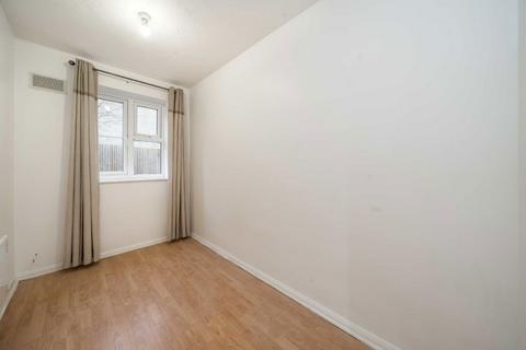 2 bedroom flat to rent, Spring Grove, Mitcham CR4