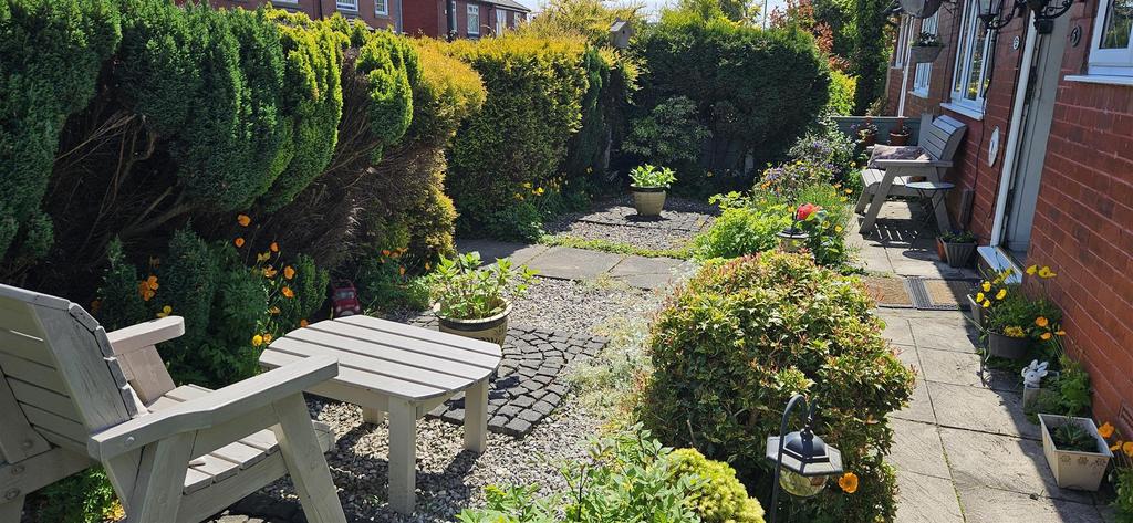 Front garden spring photo 2.jpg