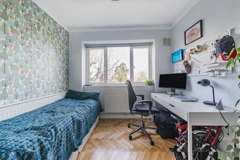 Flat 18, Hartington Court Lansdowne Way, London, SW8 2EB