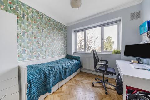 Flat 18, Hartington Court Lansdowne Way, London, SW8 2EB