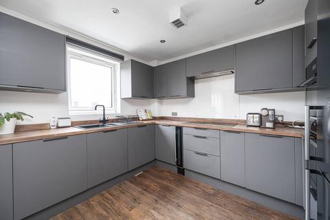 2 bedroom flat to rent, Candle Street, Mile End, London, E1