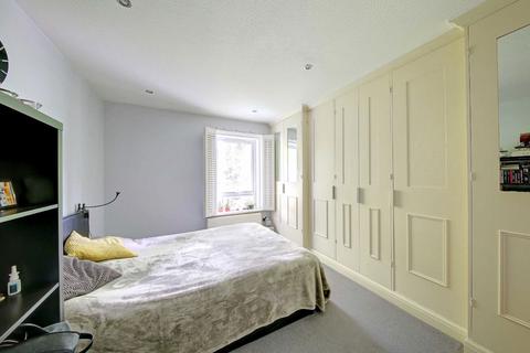 2 bedroom flat to rent, Teddington Park, Teddington TW11