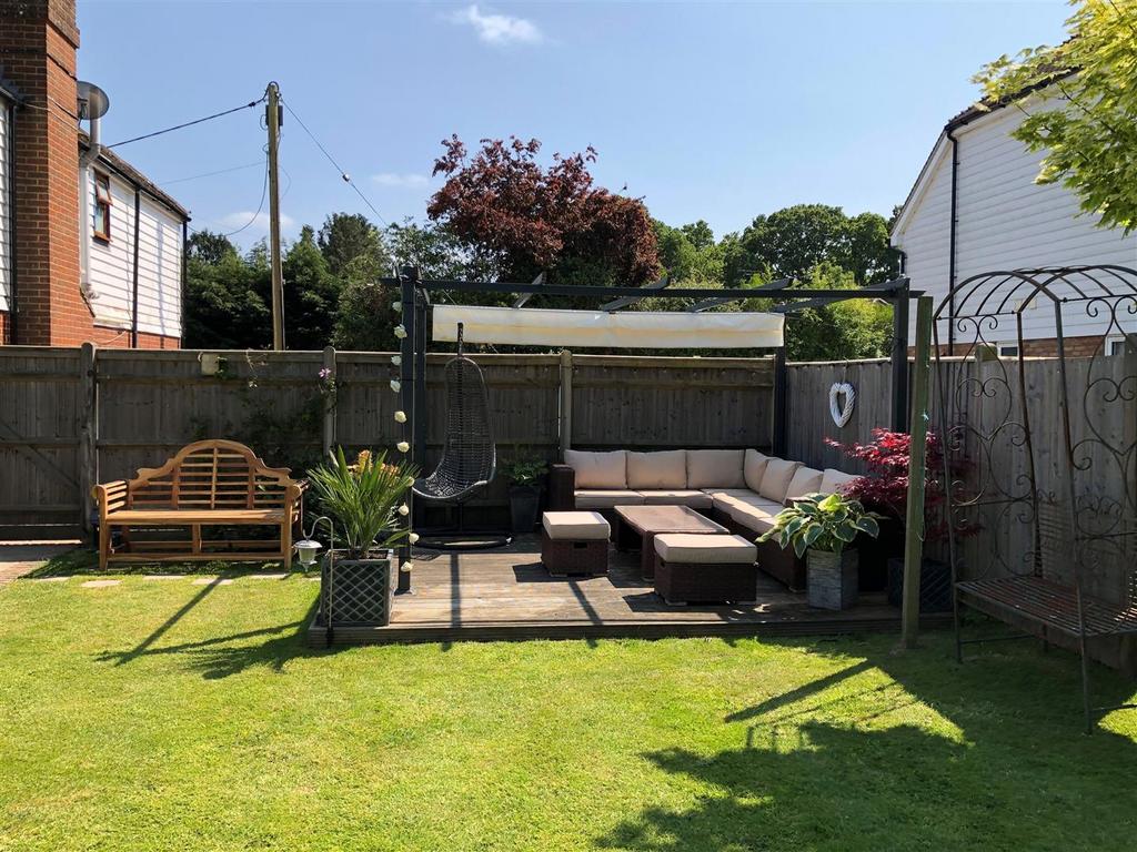 % Oakhill Cottages - Garden.jpg