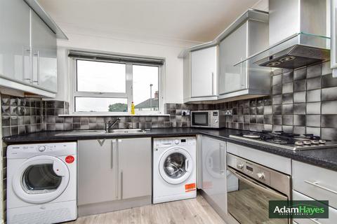 3 bedroom end of terrace house to rent, Barfield Avenue, London N20