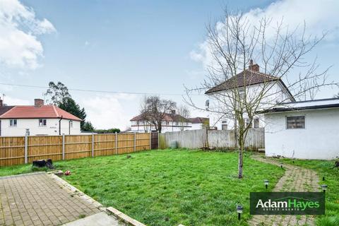 3 bedroom end of terrace house to rent, Barfield Avenue, London N20