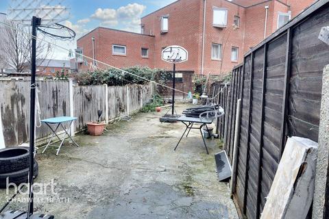 3 bedroom terraced house for sale, High Road, Romford