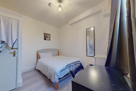 1 bedroom property to rent, High Road, Willesden Green NW10