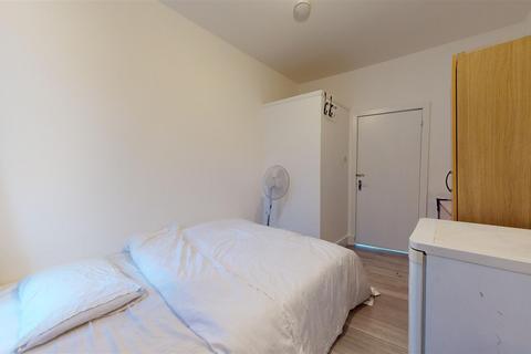 1 bedroom property to rent, High Road, Willesden Green NW10