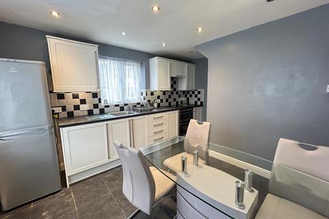 2 bedroom end of terrace house to rent, Hawthorn Walk, Eastfield