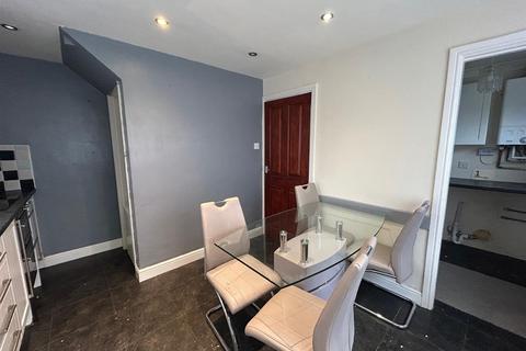 2 bedroom end of terrace house to rent, Hawthorn Walk, Eastfield