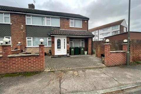 5 bedroom end of terrace house to rent, Lodge Way, Ashford