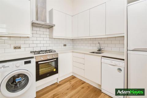 4 bedroom penthouse to rent, Ballards Lane, London N12