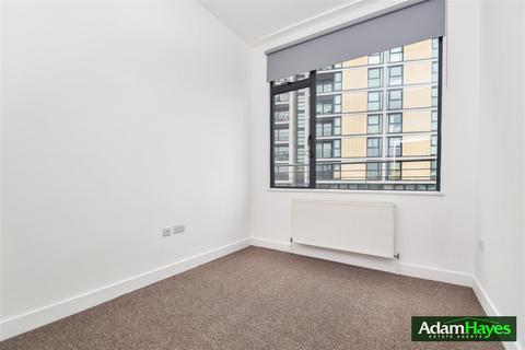 4 bedroom penthouse to rent, Ballards Lane, London N12