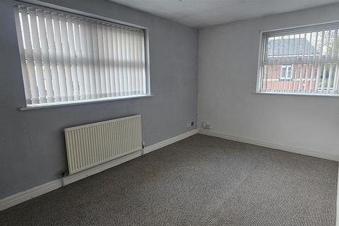 2 bedroom flat to rent, Cannon Street, Manchester M30