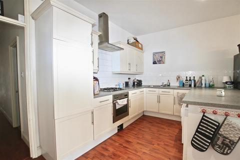 2 bedroom flat to rent, Broadway, Leigh On Sea, Essex