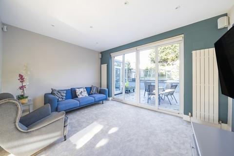 4 bedroom house to rent, Tillingbourne Gardens London N3