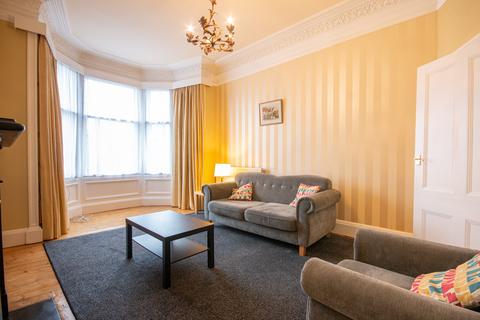 2 bedroom flat to rent, 1355L – West Savile Terrace, Edinburgh, EH9 3DZ