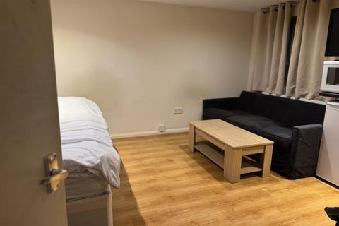 Studio to rent, Cullington Close, Harrow HA3