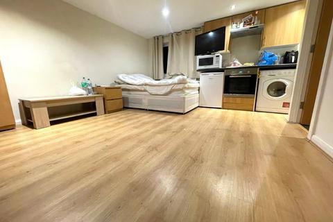 Studio to rent, Cullington Close, Harrow HA3