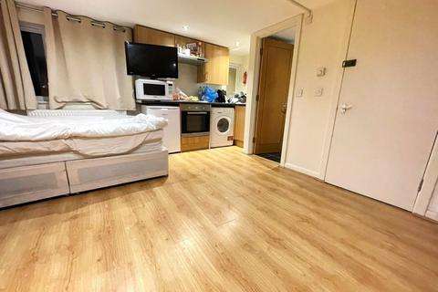 Studio to rent, Cullington Close, Harrow HA3