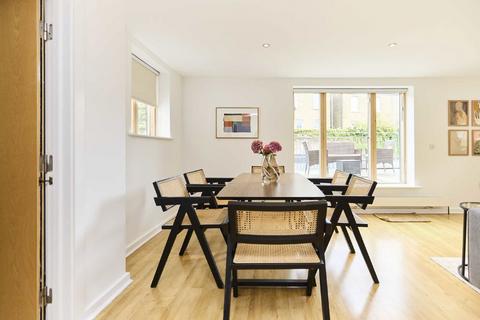 2 bedroom flat for sale, Gwendolen Avenue, London SW15