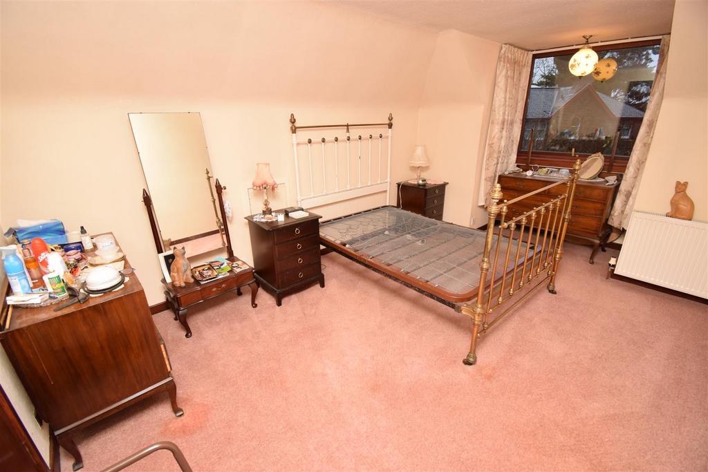Bedroom one (2).jpg