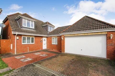 3 bedroom detached house for sale, Leighton Road, Hockliffe, Leighton Buzzard