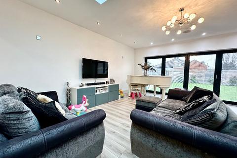 4 bedroom bungalow for sale, Stafford Avenue, Hornchurch