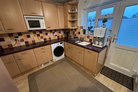 2 bedroom maisonette to rent, Brooke Close, Bushey, WD23