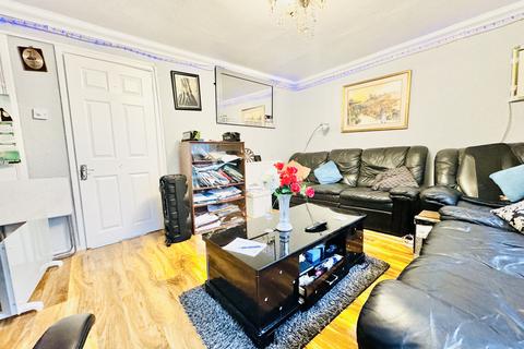 2 bedroom maisonette for sale, West Close, London N9