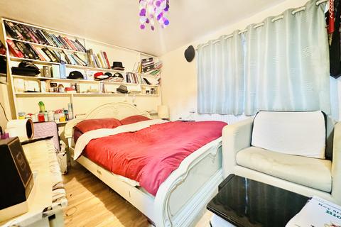 2 bedroom maisonette for sale, West Close, London N9