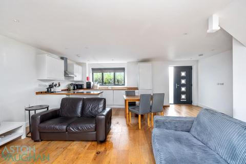 3 bedroom end of terrace house to rent, Woodbourne Avenue, Brighton BN1