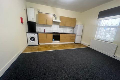 3 bedroom flat to rent, New Barn Road, E13 8JZ