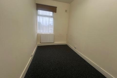 3 bedroom flat to rent, New Barn Road, E13 8JZ