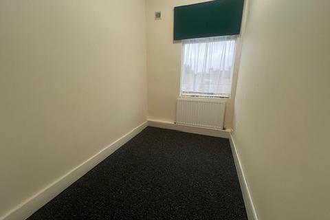 3 bedroom flat to rent, New Barn Road, E13 8JZ