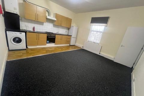 3 bedroom flat to rent, New Barn Road, E13 8JZ