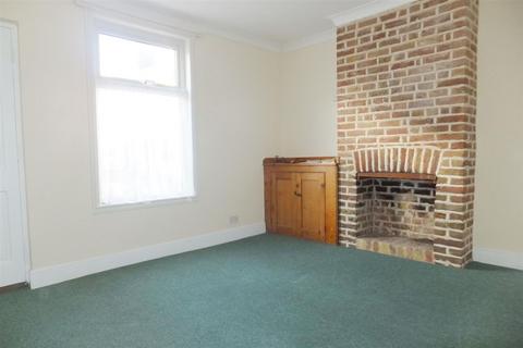 2 bedroom terraced house to rent, Hatch Street, Faversham, ME13