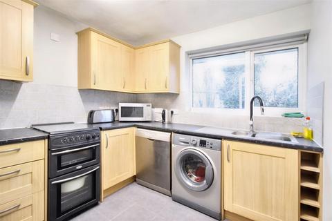 3 bedroom flat to rent, Shannon Close, Leigh-On-Sea