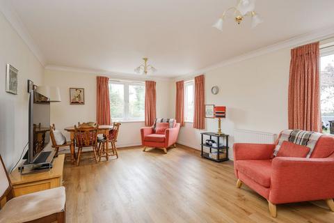 2 bedroom flat for sale, Clifton Park Avenue, London SW20