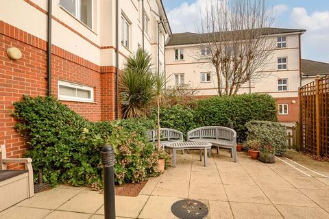 2 bedroom flat for sale, Clifton Park Avenue, London SW20