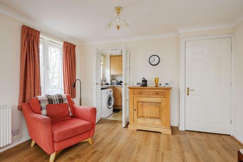 2 bedroom flat for sale, Clifton Park Avenue, London SW20