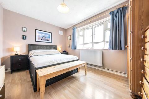 3 bedroom flat to rent, Horne Way, West Putney, London, SW15